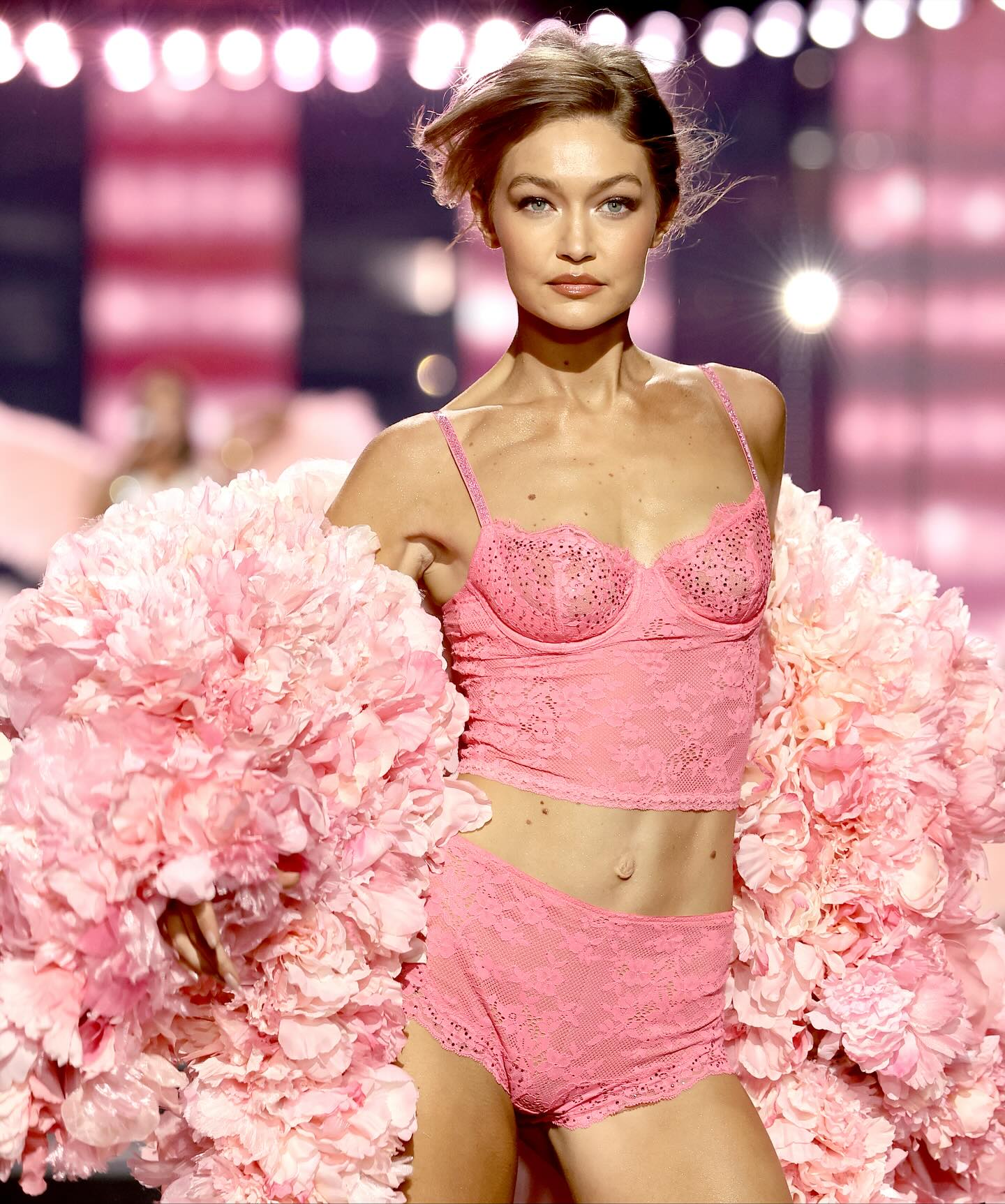 جيجي حديد في عرض فيكتوريا سيكريت (إنستغرام)