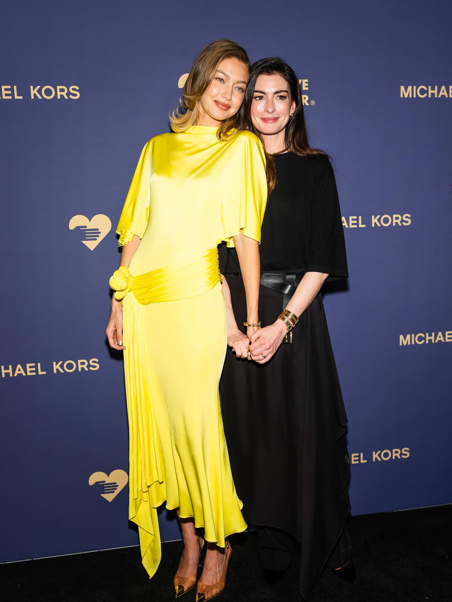 آن هاثاواي وجيجي حديد في حفل Golden Heart Awards (إنستغرام)  