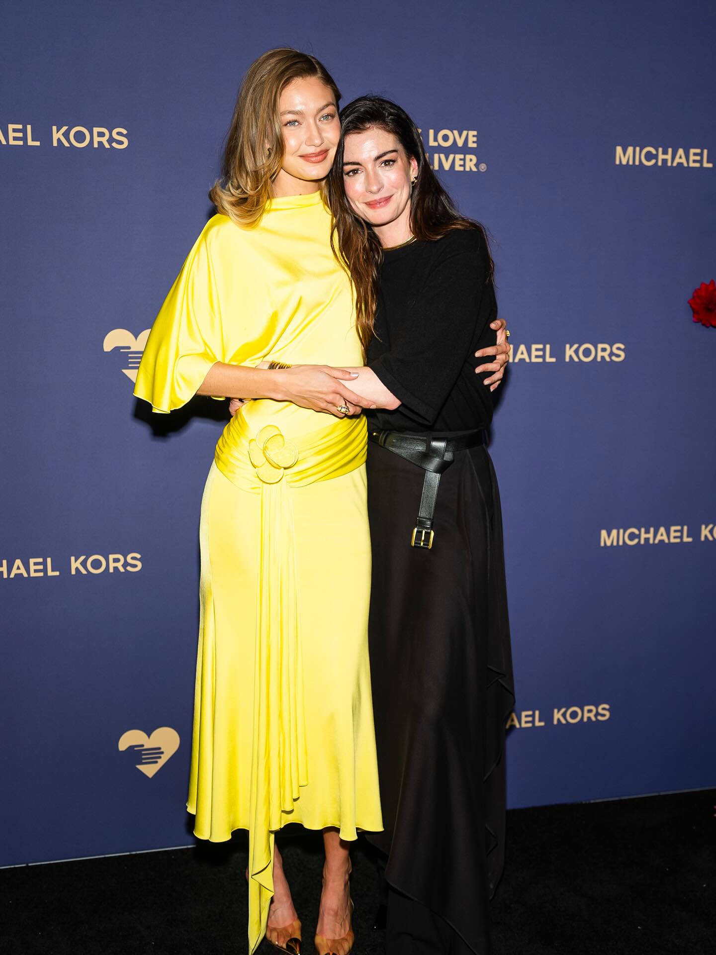 آن هاثاواي وجيجي حديد في حفل Golden Heart Awards (إنستغرام)  