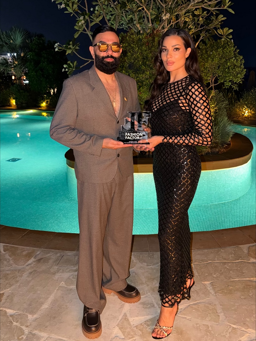 نادين نسيب نجيم بكامل أناقتها تحمل جائزتها التكريميّة (إنستغرام)