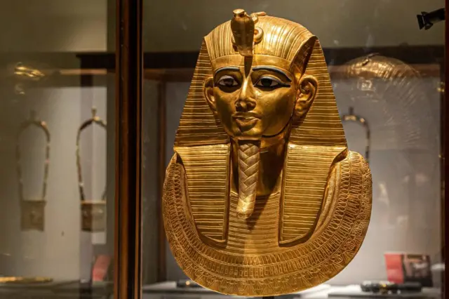 قناع الدفن الذهبي للفرعون بسوسينس الأول، الذي حكم بين عامي 1047 و1001 قبل الميلاد، اكتشفه عالم الآثار الفرنسي بيير مونتيه عام 1940 داخل مقبرة الملك في موقع مدينة تانيس القديمة شمال مصر