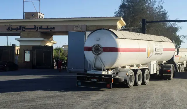 تصطف الشاحنات التي تحمل المساعدات الإنسانية على حدود رفح من الجانب المصري وتدخل المعبر إلى قطاع غزة، بعد دخول وقف إطلاق النار بين إسرائيل وحماس في غزة حيز التنفيذ، في رفح، مصر، 16 أكتوبر/ تشرين أول 2025.