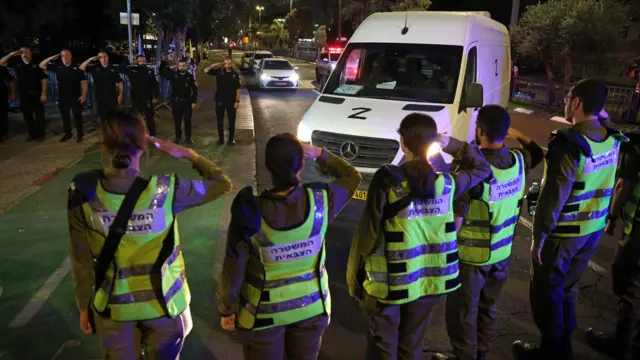 جانب من وصول جثث أربعة أشخاص إلى مركز للطب الشرعي في تل أبيب بعدما سلمتها حركة حماس إلى الصليب الأحمر 