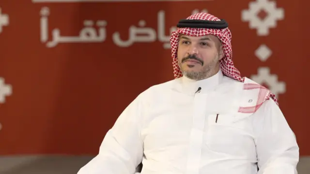 الدكتور عبد اللطيف الواصل، الرئيس التنفيذي لهيئة الأدب والنشر والترجمة في السعودية، جالساً ويرتدي جلباباً أبيض وعقال.