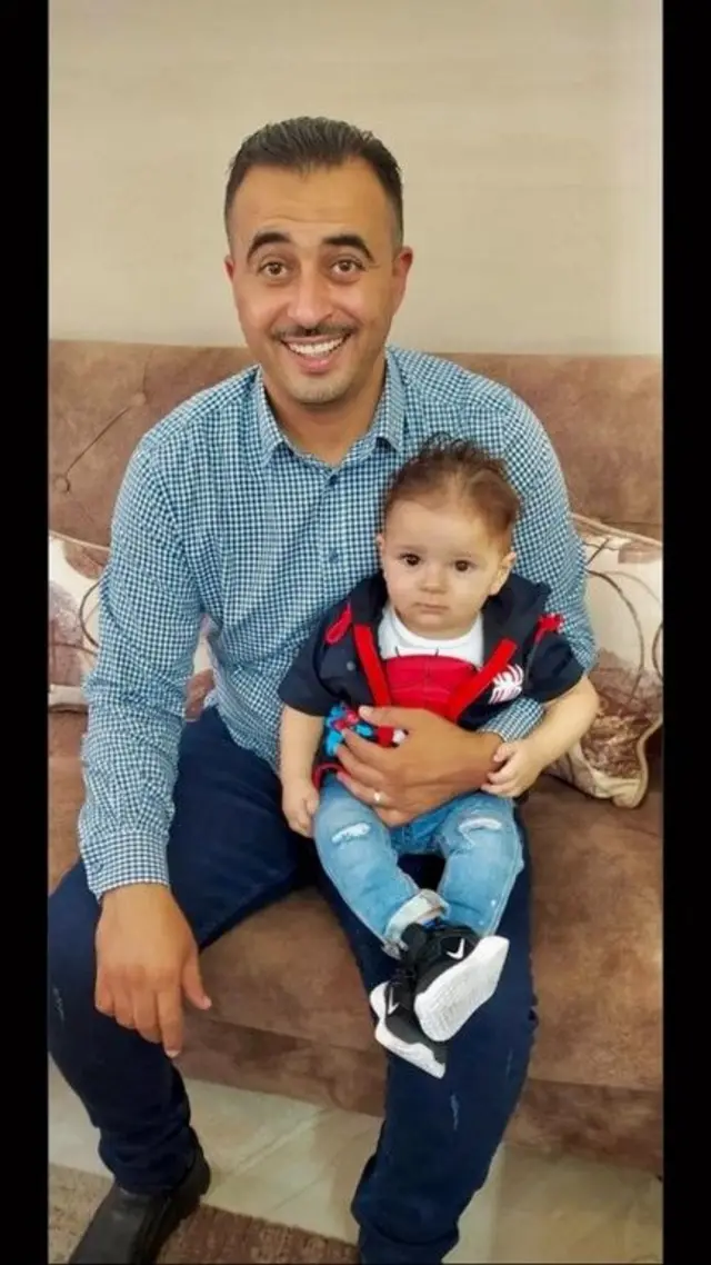 الطفل خليل ماضي يحمله رجل