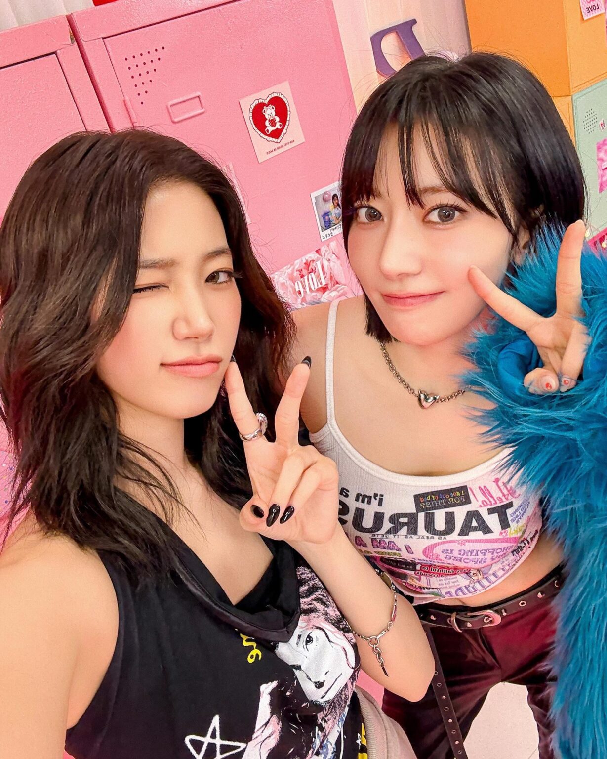 251030 تحديث تويتر LE SSERAFIM - مياواكي ساكورا وكازوها في خزانة مينجو الوردية