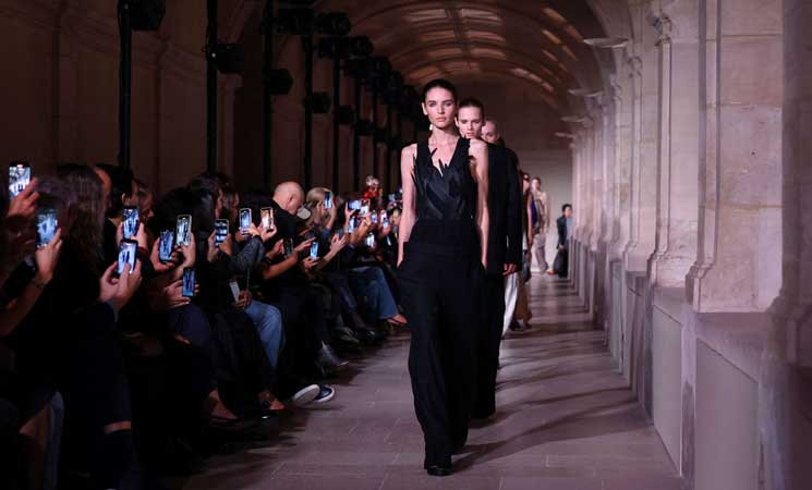 فيكتوريا بيكهام تعرض فساتين انسيابية في أسبوع الموضة بباريس- (صور)