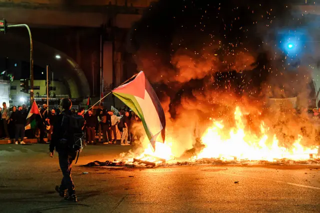 صورة من الاحتجاجات التي اندلعت في ميناء جنوة بعد ورود أنباء عن اعتراض القوات الإسرائيلية "أسطول الصمود العالمي" في الأول من أكتوبر/تشرين الأول 2025