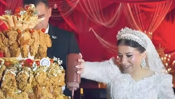 يا ريت تتراجع عن تصريحات الختان.. ياسمين الخطيب تعلق على زفاف ابنة هبة قطب