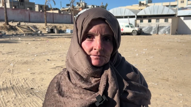 رسمية قديح تقف خارج مستشفى ناصر في خان يونس جنوب قطاع غزة، بتاريخ 14 أكتوبر 2025.