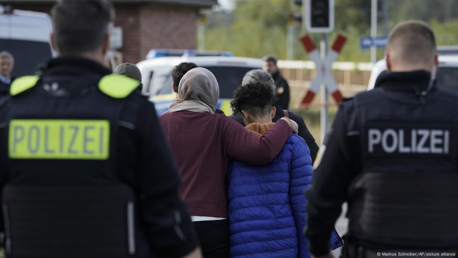 فشل أغلب عمليات الترحيل من ألمانيا وتوجه لتشديد سياسة الهجرة – DW – 2025/10/4