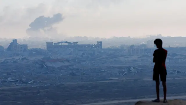 طفل غزي ينظر إلى دخان من قصف