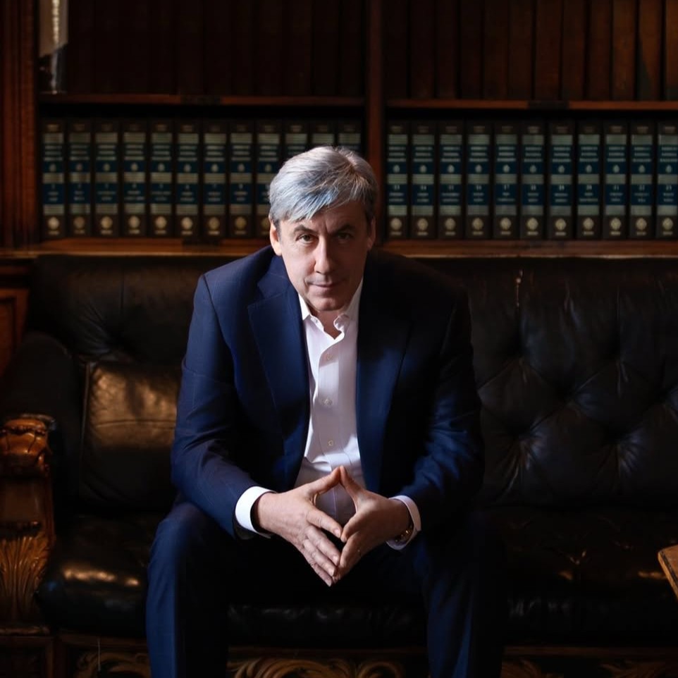 مؤرّخ الفن أندرو غراهام-ديكسون. (إنستغرام)