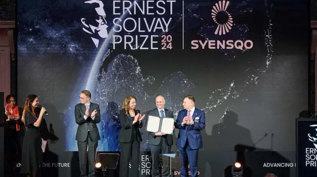 عمر ياغي على المنصة يستلم جائزة إيرنست سولفاي لعام 2024