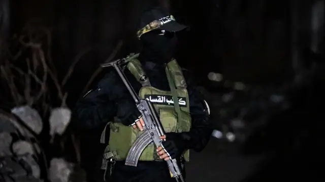 سلمت كتائب القسام، الجناح العسكري لحركة حماس، جثتي رهينتين إسرائيليين إلى اللجنة الدولية للصليب الأحمر، كجزء من اتفاق وقف إطلاق النار 