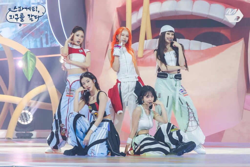 251029 تحديث تويتر M2MPD مع LE SSERAFIM - SPAGHETTI (صورة مسرحية جماعية) @ M2 Spaghetti، Wrapping the Earth