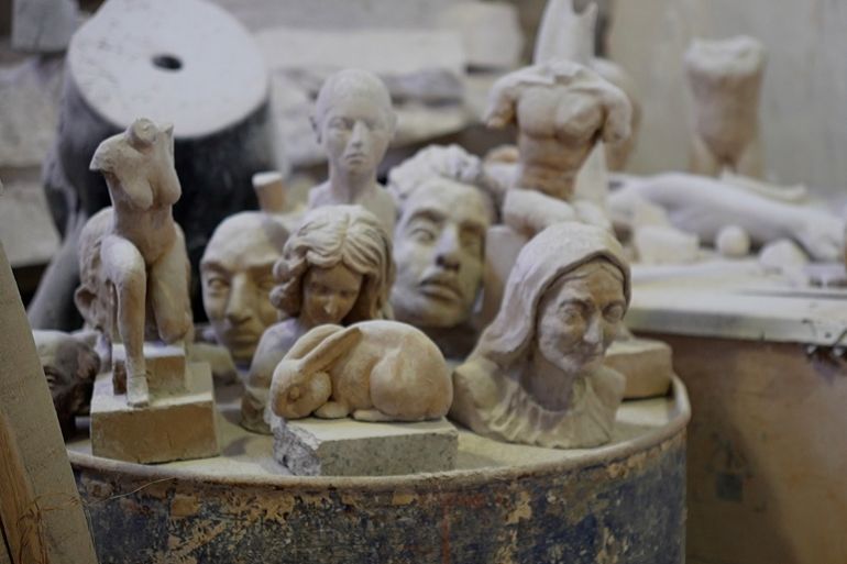 ورشة الفنانة المشاركة في المعرض فرزانه أسعدي