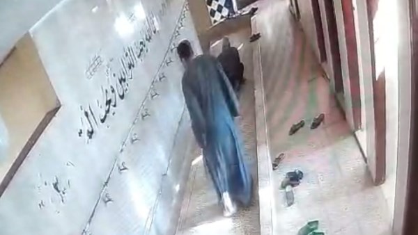 خلافات على أذان الفجر.. تفاصيل اعتداء شاب على مؤذن مسجد بالمحلة| فيديو