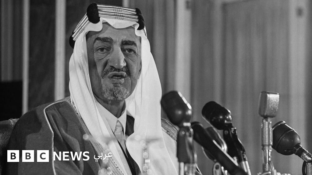 العناق القاتل: قصة الملك السعودي الذي قتله ابن أخيه قبل 50 عاماً