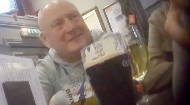 خارج أوقات العمل، شكّك الشرطي برايان شاركي في إمكانية الوثوق بـ"الوافد الجديد" - المراسل السري روري بيب.