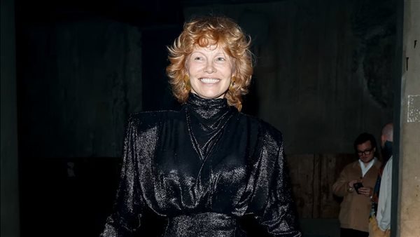 باميلا أندرسون تخطف الأضواء بقصة شعر مستوحاة من السينما الفرنسية