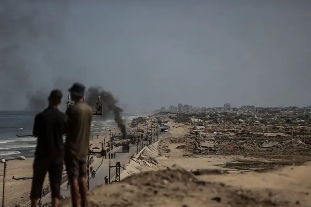 ألسنة دخان متصاعدة في مدينة غزة بعد استهدافها من قبل الجيش الإسرائيلي