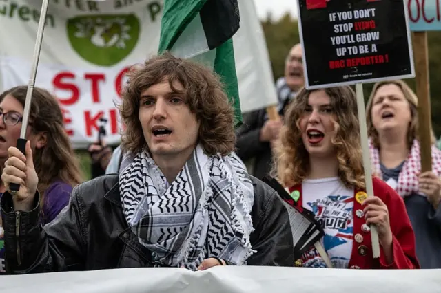 ناشطون يحتجون أمام مكاتب شركة لوكهيد مارتن للصناعات العسكرية، التي تُصدّر قطع غيار طائرات إف-35 المقاتلة إلى إسرائيل، في هافانت، إنجلترا، يوم 8 أكتوبر/تشرين الأول 2025