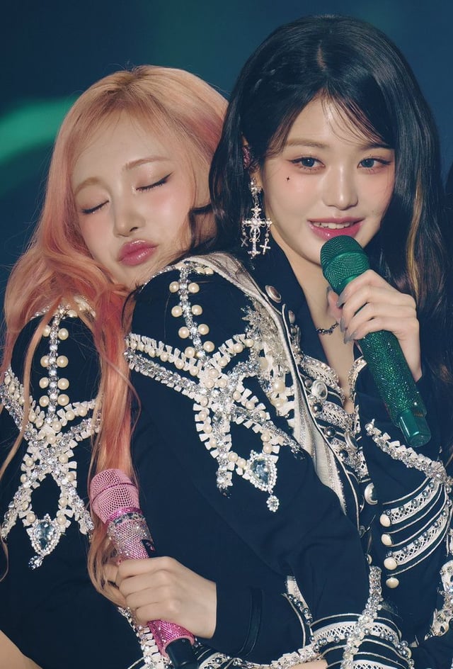 [Deleted the rest so last one fr this time!] أقوم بتصفية معرضي ، لذا إليك قطرة Wonyoung+Liz!