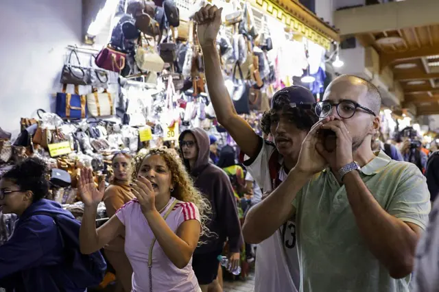 متظاهرون يهتفون بشعارات خلال مظاهرة شبابية في أحد الأسواق بمدينة الرباط، يوم 29 سبتمبر/أيلول 2025، مطالبين بإصلاحات في قطاعي الصحة والتعليم العموميين.