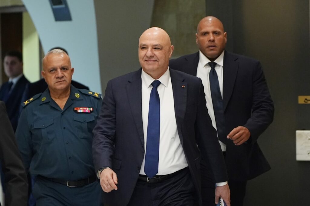 عون لا يرضخ لمعراب: «مخرج قانوني» يُنزل الجميع عن الشجرة؟ - جريدة الأخبار