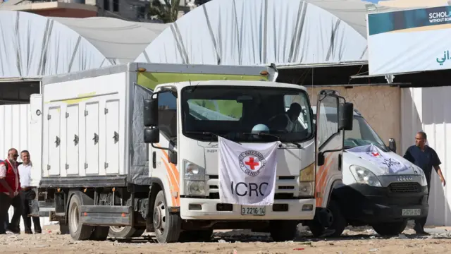 شاحنة تابعة للجنة الدولية للصليب الأحمر تصل إلى مستشفى ناصر في خان يونس جنوب قطاع غزة، وهي تحمل جثامين فلسطينيين أعادتهم إسرائيل، وذلك بتاريخ 14 أكتوبر 2025.