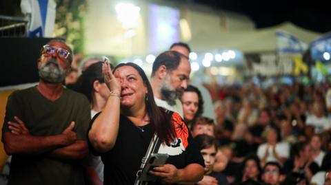 حرب غزة: إسرائيل تعلن أنها على “بُعد ساعات” من استلام الرهائن لدى حماس، وحشد دبلوماسي في شرم الشيخ اليوم لبحث مستقبل غزة حرب غزة: إسرائيل تعلن أنها على "بُعد ساعات" من استلام الرهائن لدى حماس، وحشد دبلوماسي في شرم الشيخ اليوم لبحث مستقبل غزة