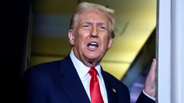 الرئيس الأمريكي دونالد ترامب يتحدث إلى وسائل الإعلام على متن طائرة الرئاسة في طريقه إلى الولايات المتحدة، 30 أكتوبر/تشرين الأول 2025. رويترز/إيفلين هوكشتاين