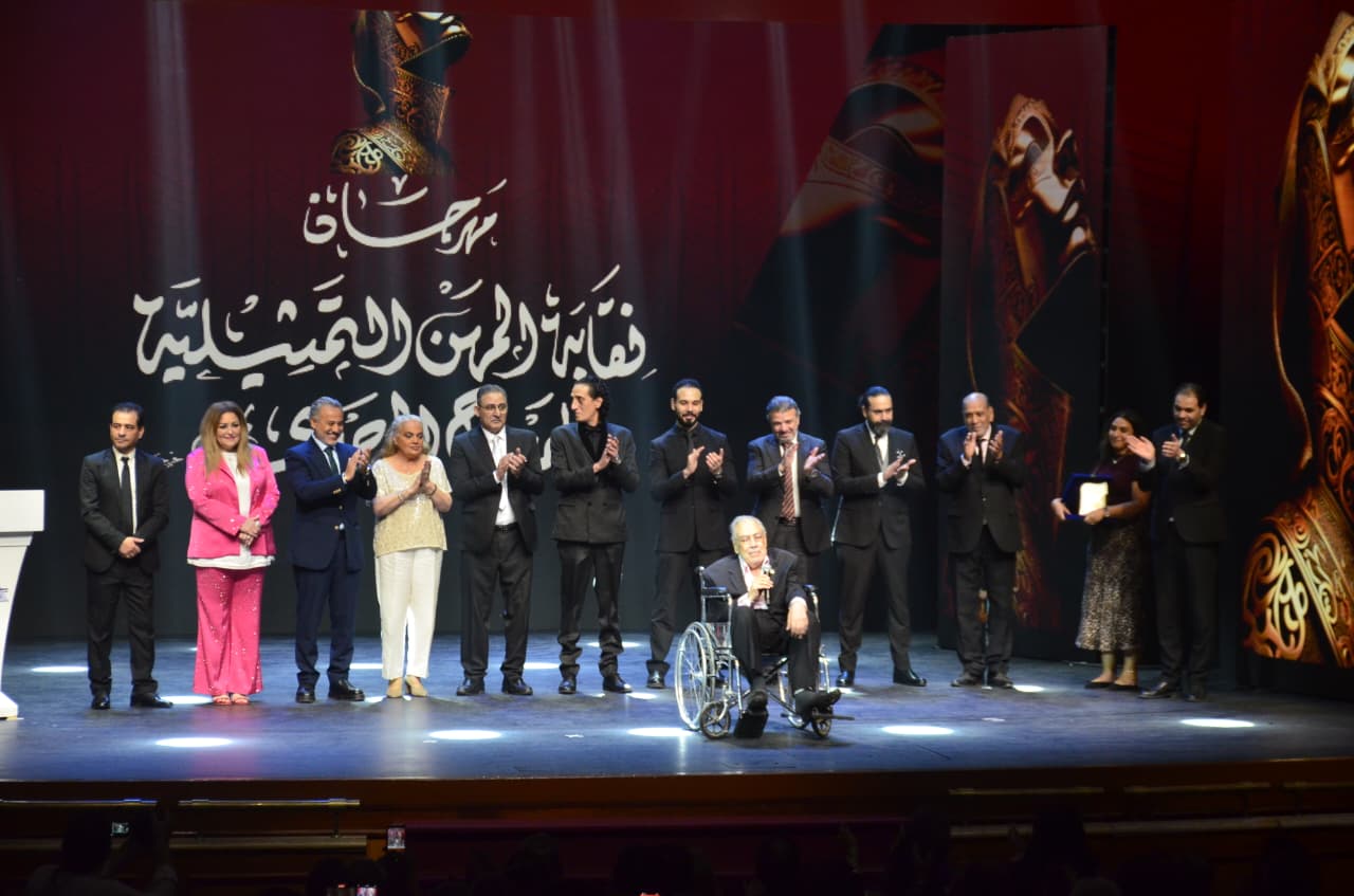 تكريم صبرى عبد المنعم فى مهرجان نقابة المهن التمثيلية للمسرح (1)