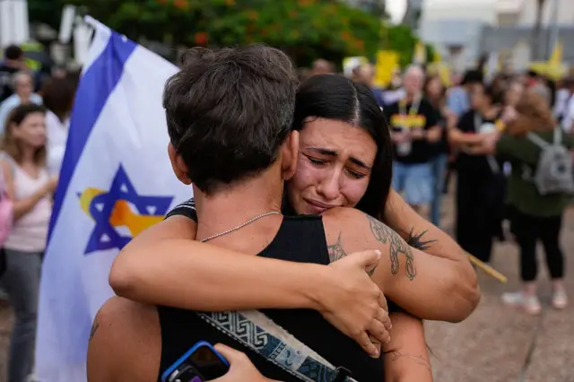 ردود فعل الناس في ساحة الرهائن بتل أبيب، 9 أكتوبر/تشرين الأول 2025، عقب الإعلان عن اتفاق وقف إطلاق النار في غزة.