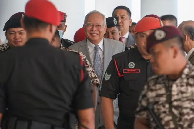 رئيس الوزراء الماليزي الأسبق نجيب رزاق خلال محاكمته في قضية الفساد المرتبطة بصندوق 1MDB في المحكمة العليا بكوالالمبور، ماليزيا، يوم 13 شباط/فبراير 2024.
