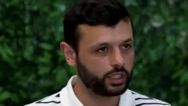 عرب البرغوثي، نجل مروان البرغوثي مرتدياً قميصاً باللونين الأبيض والأسود.