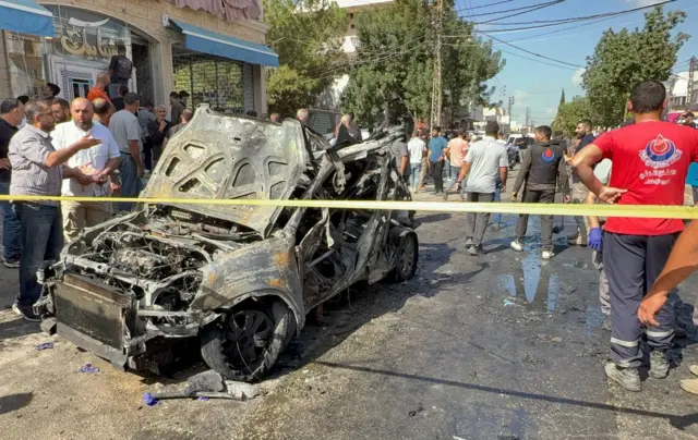 آثار الغارة الإسرائيلية بطائرة مسيّرة على طريق تول في النبطية، التي أودت بحياة اثنين وأصابت آخرين، في تصعيد ميداني جديد بتاريخ 24 أكتوبر 2025.