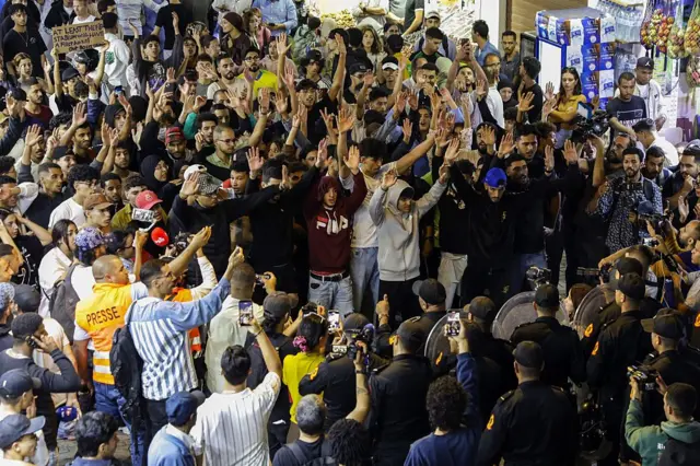 هتف متظاهرون بشعارات خلال مظاهرة شبابية في أحد الأسواق بمدينة الرباط يوم 29 سبتمبر/أيلول 2025، مطالبين بإصلاحات في قطاعي الصحة والتعليم العموميين.