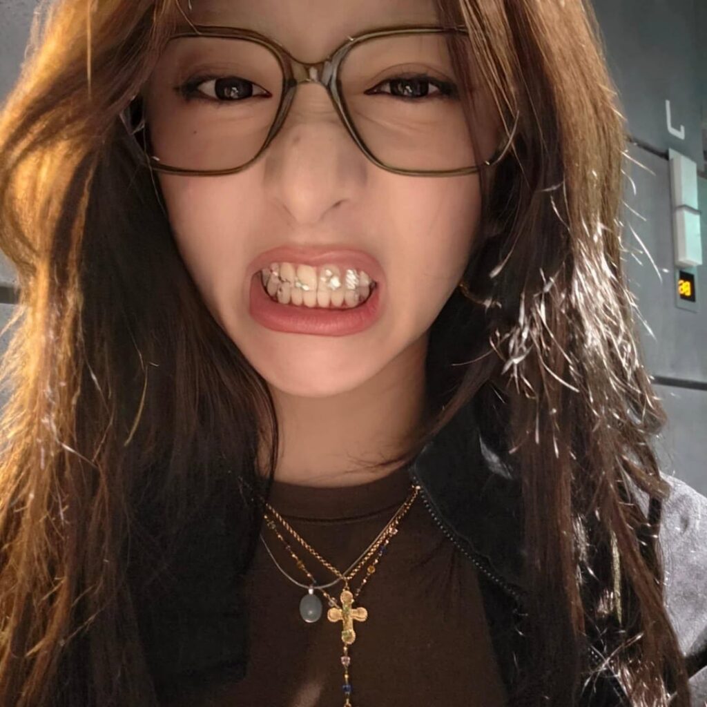 251029 - تحديث هوه يونجين على الانستقرام. لو سيرافيم