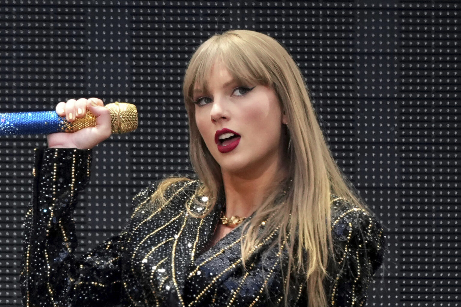 تايلور سويفت تواصل تحطيم الأرقام القياسية.. بيع 4 ملايين نسخة من ألبومها الجديد في أسبوع | فن تايلور سويفت تواصل تحطيم الأرقام القياسية.. بيع 4 ملايين نسخة من ألبومها الجديد في أسبوع | فن