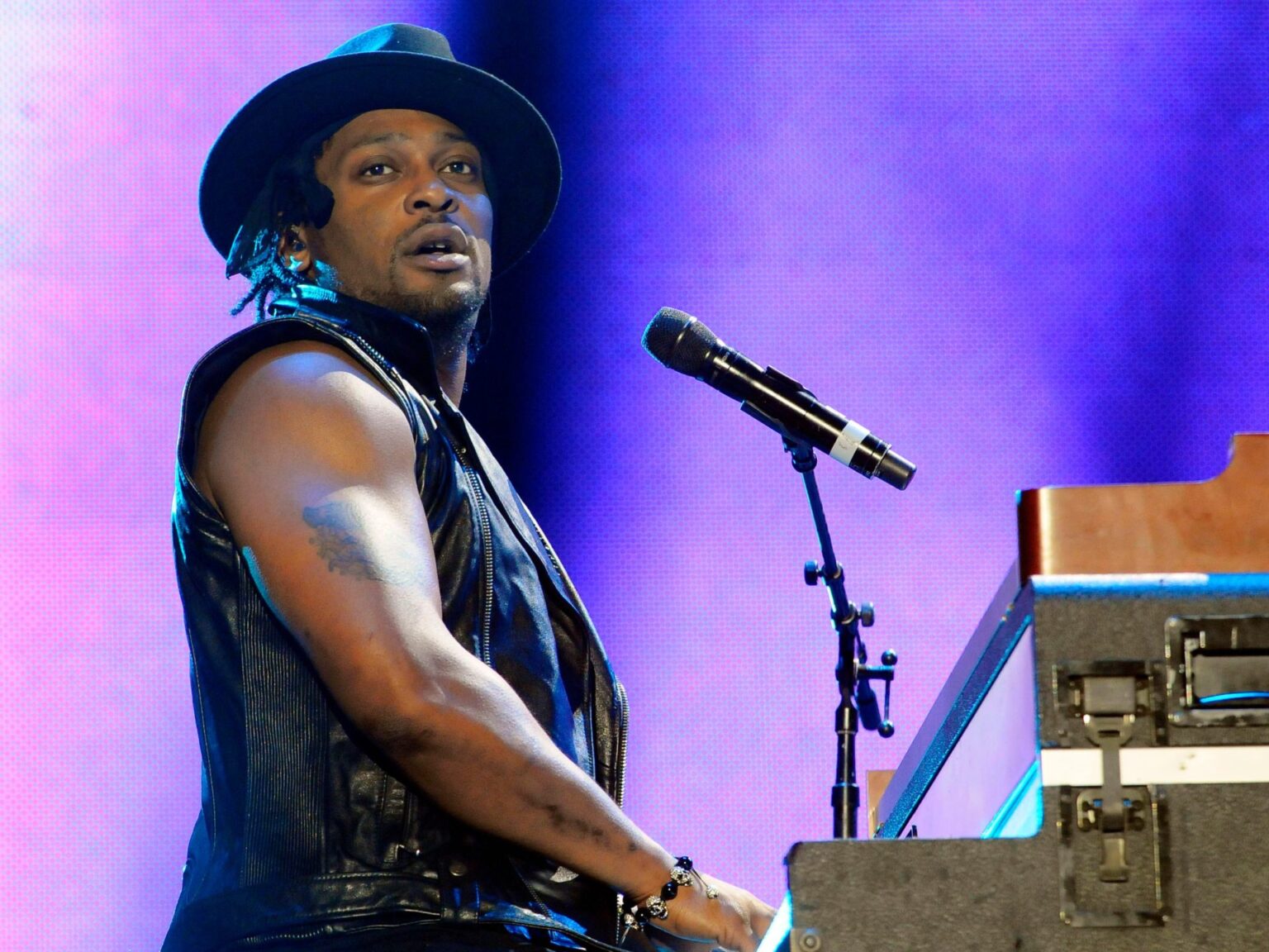 تألق في "آر آند بي" وأعاد إحياء "سول".. وفاة المغني الأميركي دي أنجلو عن 51 عاما | فن