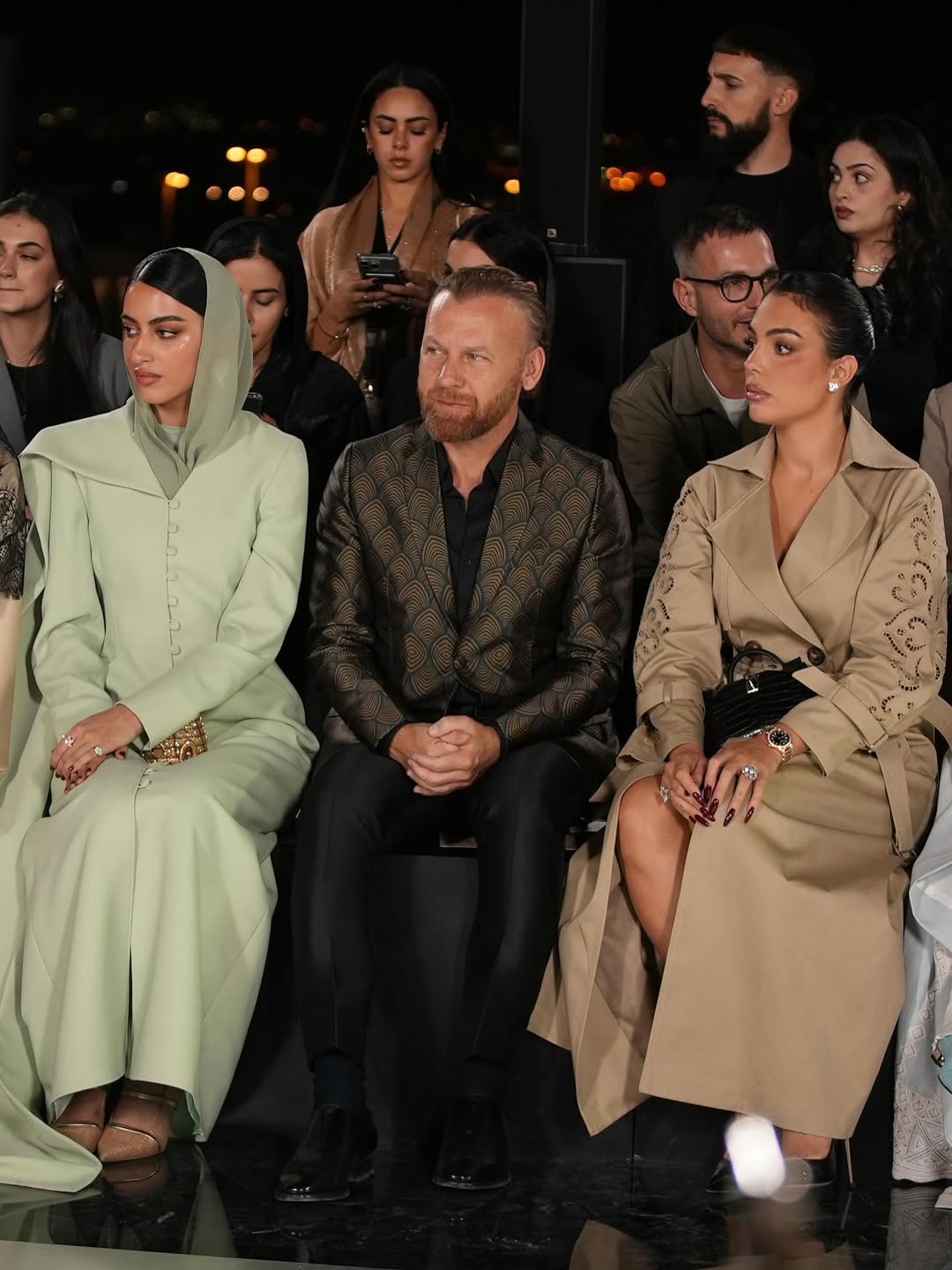 يارا النملة في الصفوف الامامية لعرض المصمّمة السعودية منى الشبل في اسبوع الموضة بالرياض (انستغرام)