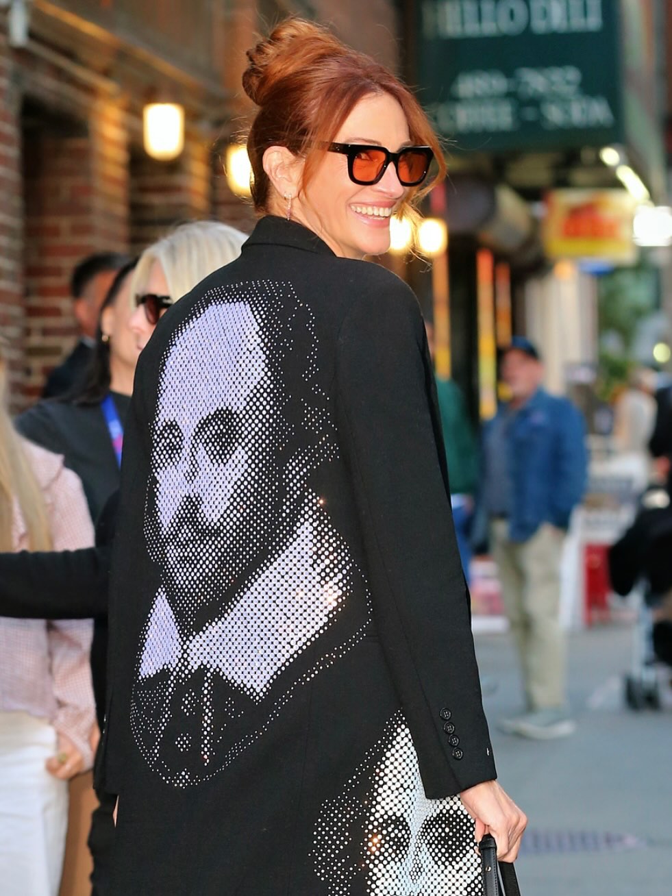 جوليا روبرتس ترتدي معطفا يجمع بين الأدب الكلاسيكي وعالم السينما المعاصر (انستغرام)