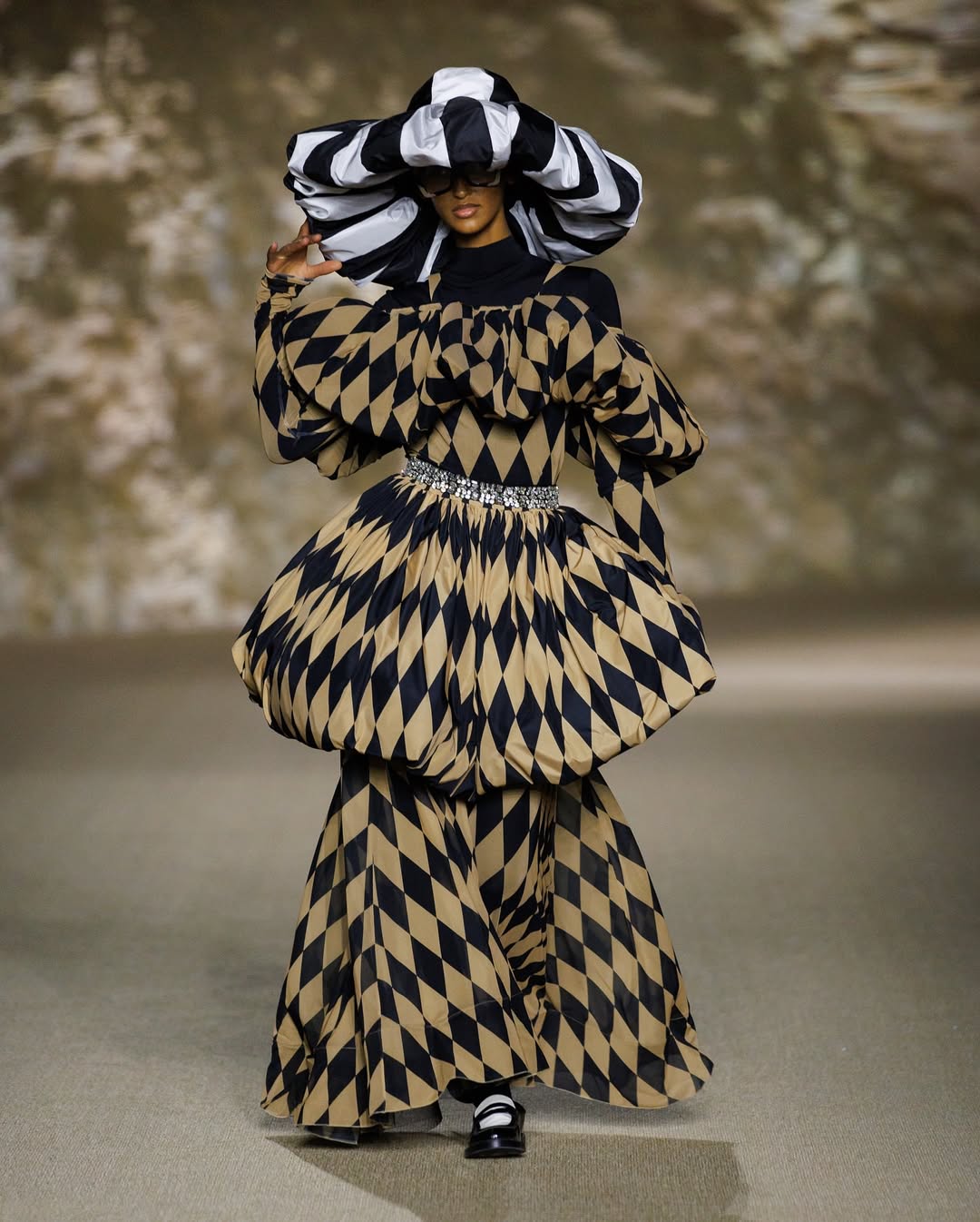 تصاميم Atelier Hekayat في اسبوع الموضة بالرياض 2025 (انستغرام)