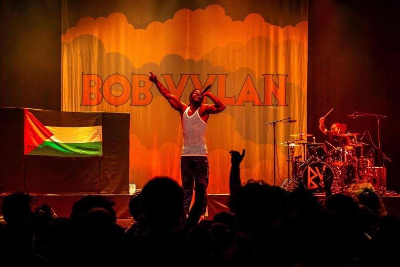 الخطوط الجوية البريطانية تسحب دعمها لبودكاست لوي ثيرو بسبب مقابلة مع بوب فيلان