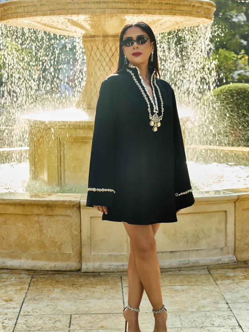 منى زكي بفستان اسود من توقيع زهير مراد في Vogue World (انستغرام)