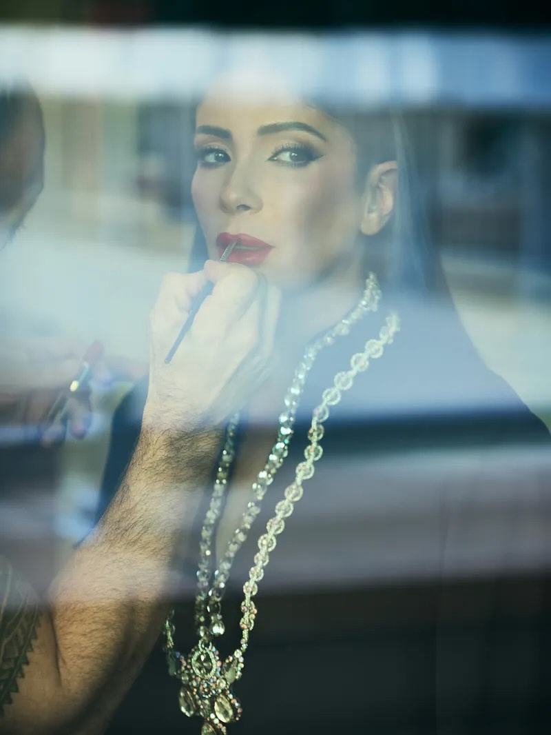 منى زكي بفستان اسود من توقيع زهير مراد في Vogue World (انستغرام)