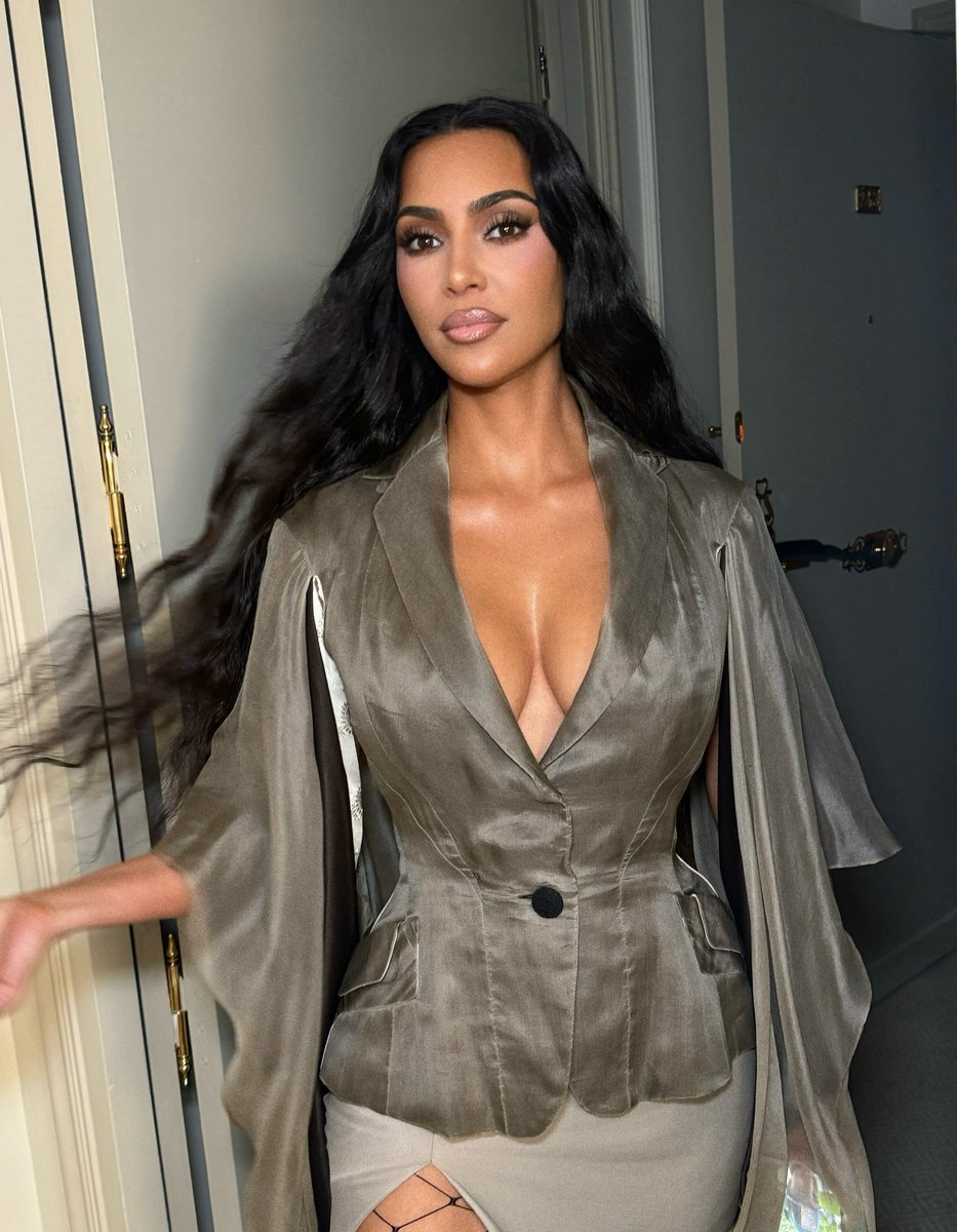 كيم كارداشيان بتصميم جون غاليانو لصالح ديور (إنستغرام)