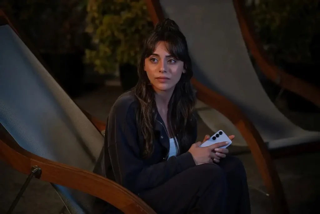 شهدت الحلقة الأولى من الموسم الرابع لمسلسل "شراب التوت البري" انطلاقة قوية ومليئة بالتطورات المفاجئة، حيث بدأت بقفزة زمنية حملت معها تغييرات كبيرة في الشخصيات ومسار الأحداث، ما أثار تفاعلًا واسعًا بين المتابعين. من أبرز هذه التحولات، تنازل "عبدالله" عن منصبه لصالح "فاتح"، فيما عادت شخصية "أسيل" — التي يجسدها النجم إركان أفجي — إلى الواجهة بدوافع انتقامية داخل شركة "أونال هولدينغ"، مضيفة طاقة جديدة نالت إعجاب الجمهور منذ ظهورها الأول. وعلى الصعيد العاطفي، تطورت العلاقة بين "قِبيلجم" و"عُمر" بشكل مؤثر، تخللها ولادة طفل مبكرة وحادث سير غامض أثار التساؤلات حول مصير الشخصيات. في المقابل، خطفت أجيليا أكويون الأنظار بدور الطبيبة "نِلغون"، التي وقفت إلى جانب "قِبيلجم" في أزماتها، لتحظى بتفاعل واسع من الجمهور في أولى حلقاتها. أما "نِلاي"، فرفضت العودة لـ"مصطفى"، الذي يخضع للعلاج في مصحة نفسية إثر فقدانه للذاكرة، في تطور درامي أثار تعاطف المشاهدين. لكن الحدث الأبرز في الحلقة، والذي تصدّر النقاش على مواقع التواصل الاجتماعي، كان انكشاف علاقة الحب بين "فيراز" و"دوغا"، حيث بادلت الأخيرة مشاعره برسالة حب مفاجئة بعد محاولاتها المتكررة للانفصال عن "فاتح"، في مشهد ختامي أثار صدمة الجمهور وفتح الباب أمام تصعيد درامي كبير في الحلقات المقبلة.